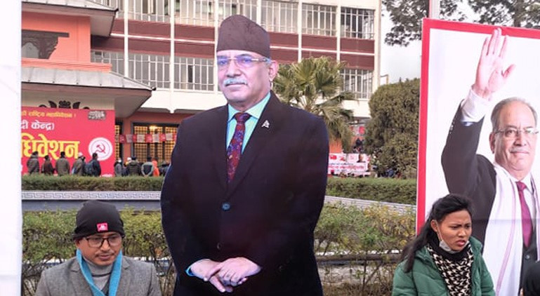 ओलीको शैली पछ्याएको भन्दै चर्को आलोचना भएपछि महाधिवेशनस्थलबाट हटाइयो प्रचण्डको स्ट्याचू